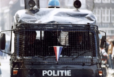 1980_Kroning-Beatrix_Amsterdam_11-ME-politie-bus-komt-aanrijdent