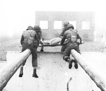 1981_Militaire-Dienst_Hollandsche_Rading_Stormbaan_2_01a-Over-hindernist