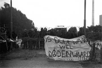 1980_Demonstratie_Dodewaard_31a-ME-hoeft-niks-te-doent