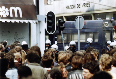 1980_Kroning-Beatrix_Amsterdam_20-Demonstranten-ME-en-politiebus